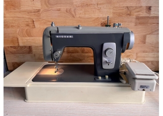 Máy may cổ điển Riccar