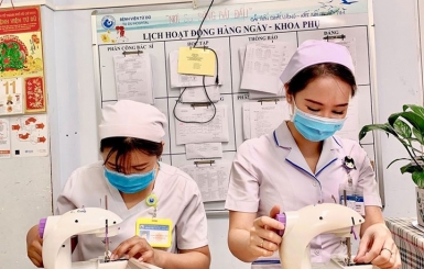 Các bệnh viện thiếu khẩu trang, bác sĩ tự may bằng máy may gia đình