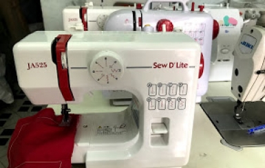 Tặng máy mini cho bé nghịch may vá